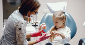 איך בוחרים רופא שיניים לילדים?